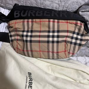 like new worn 3 times inside clean unisex authentic Burberry Fanny pack